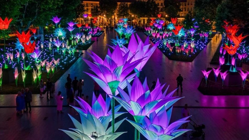 Gigantic illuminated flowers in various colours.  Elysium Garden - Jigantics (UK)