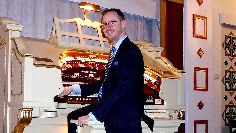Richard Hills FRCO at the New Victoria Centre Wurlitzer console