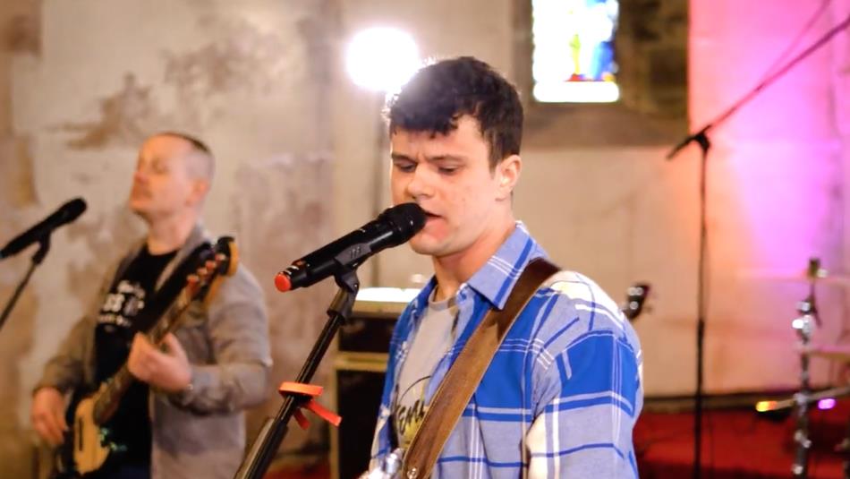 Ryan & Joe performing.
