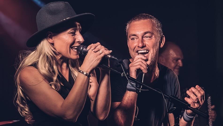 photo of Graeme Richardson and Louise Howarth performing