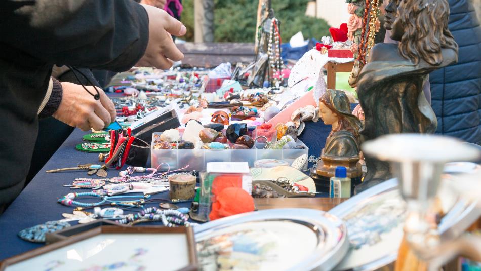 customers next to nick-nacks and jewellery market stall