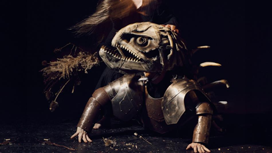 Se Gæst | The Guest. Person in armour with the head of a monster.