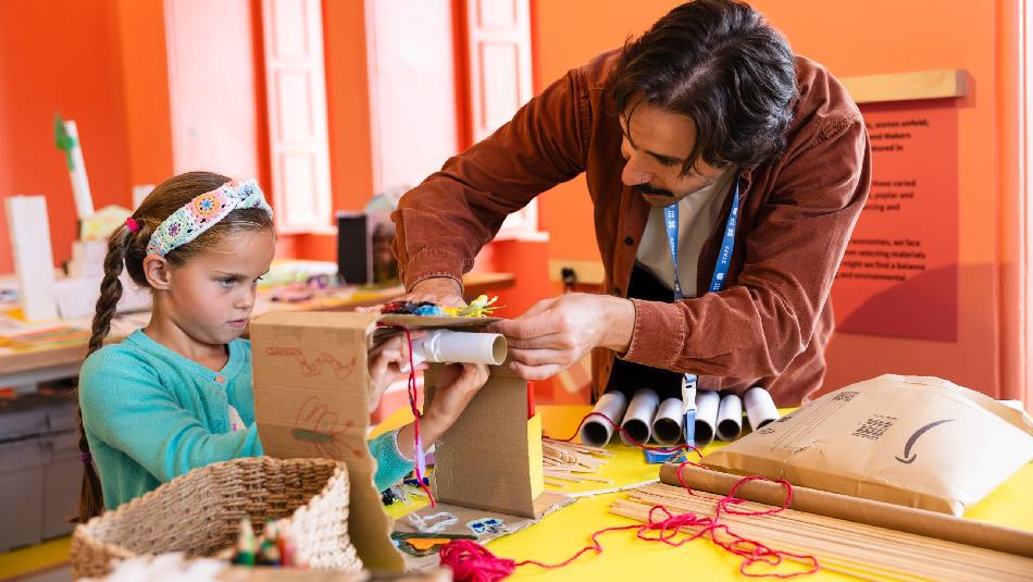©ClaireCollinsonPhotography.
Children designing their dream outfit by layering/shaping vibrant coloured paper