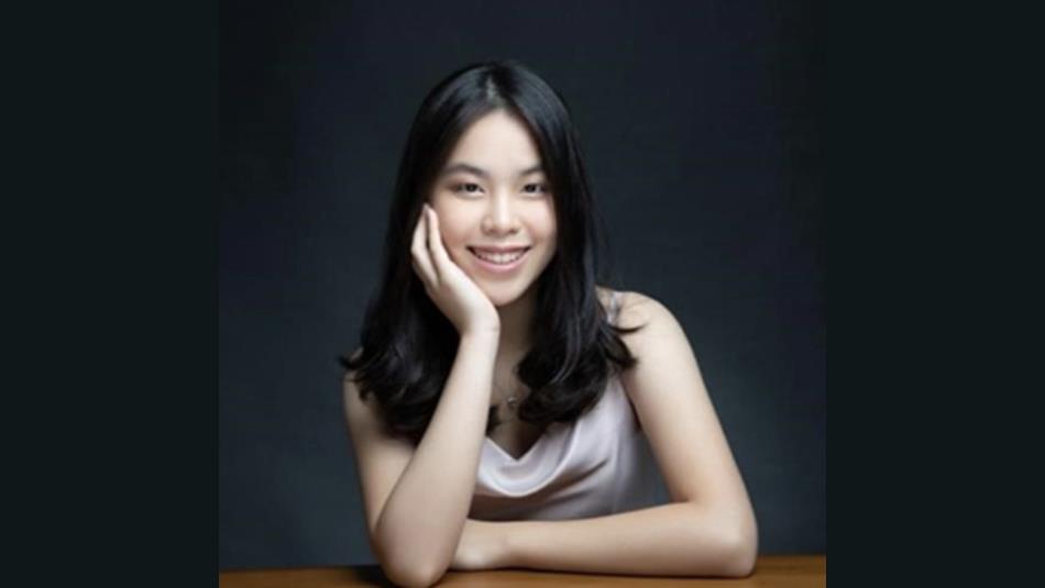 Solo Pianist Sherri Lun posing with head in her hands.