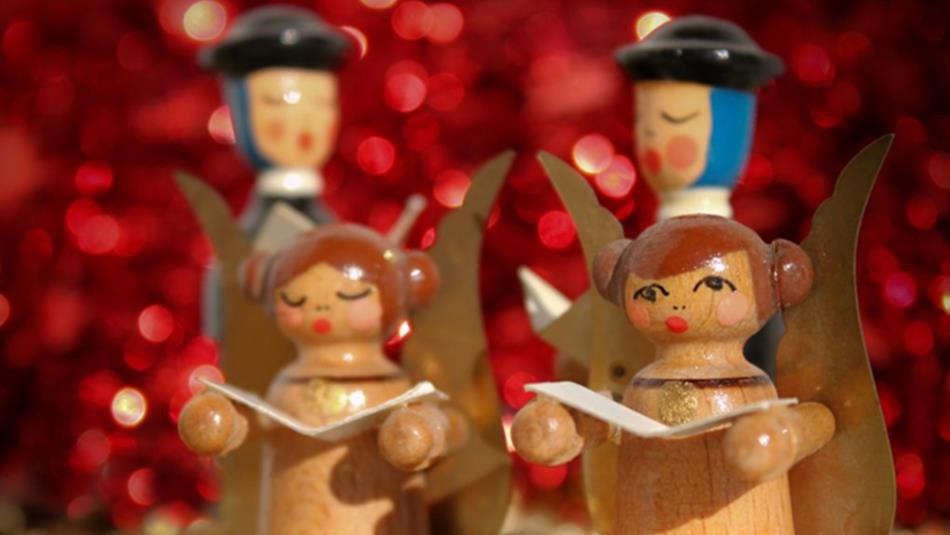 Wooden Christmas carol singers.