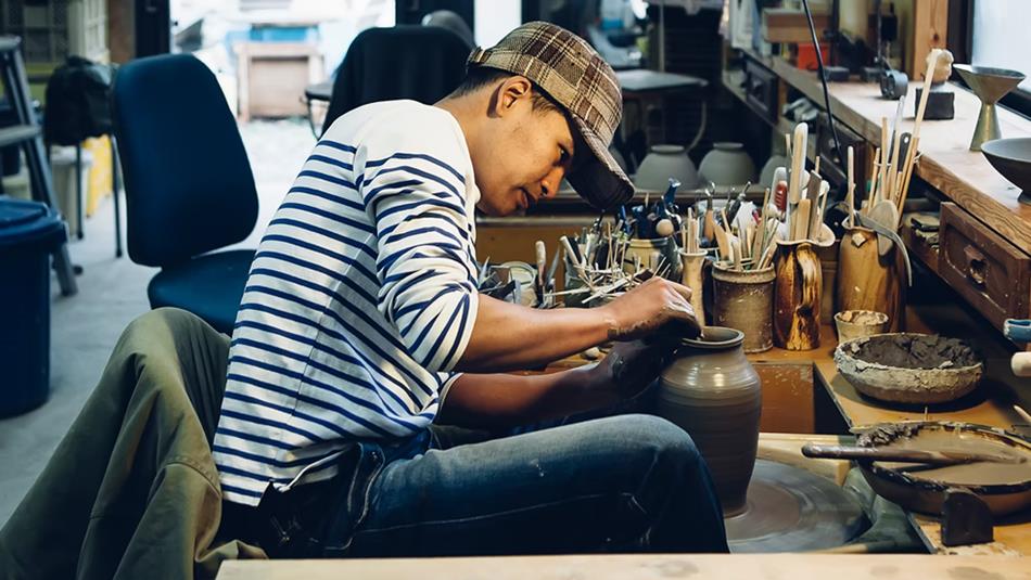 A potter making a vase.