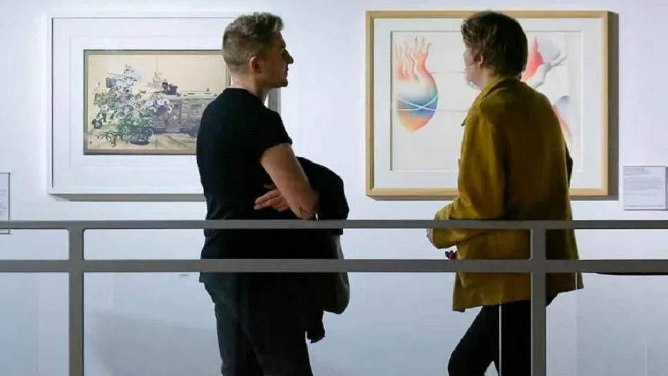 2 people admiring artwork