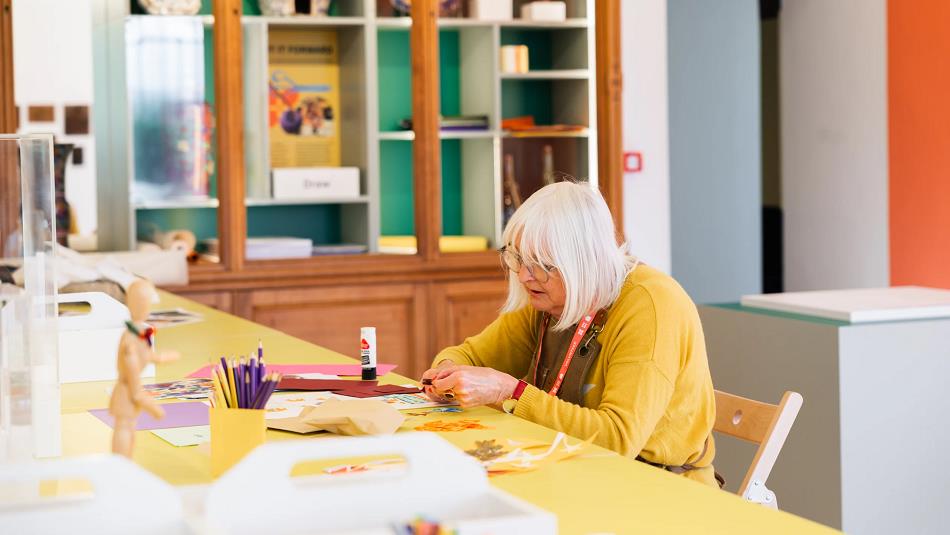 Cath Hodson at a Lino Cut workshop.