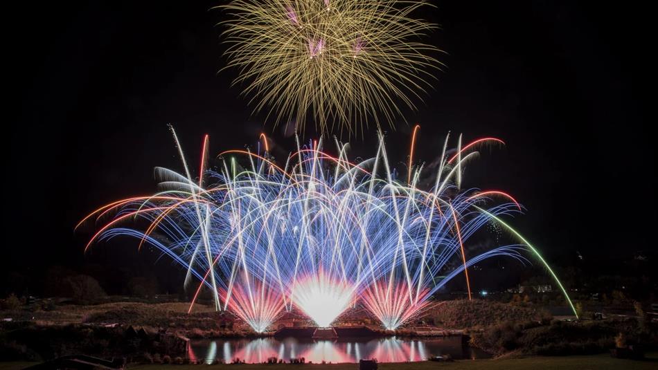 Stunning fireworks above the lake - Kynren.