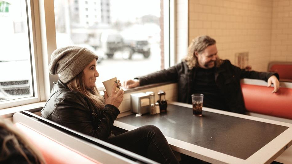 Danish duo Glimtvis in a cafe.