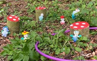 Small fairy toys, next to fake toad stalls on the ground