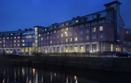 Exterior image of the Radisson Blu Hotel Durham at night.