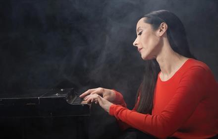 Nerina Pallot playing the piano