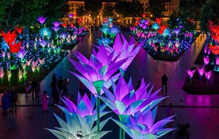 Gigantic illuminated flowers in various colours.  Elysium Garden - Jigantics (UK)