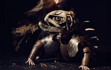 Se Gæst | The Guest. Person in armour with the head of a monster.