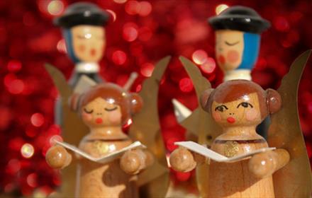 Wooden Christmas carol singers.