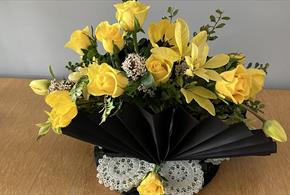 Flower arrangement with a mixture of yellow flowers