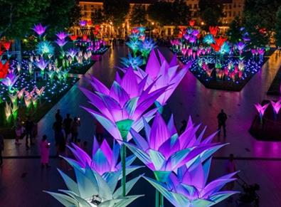 Gigantic illuminated flowers in various colours.  Elysium Garden - Jigantics (UK)