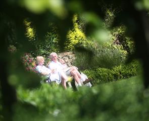 A couple sat at Botanic Gardens