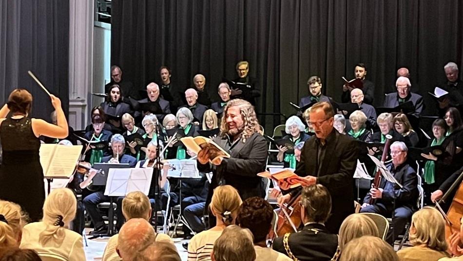 The choir sing Rossini with orchestra and conductor