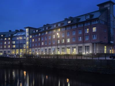 Exterior image of the Radisson Blu Hotel Durham at night.