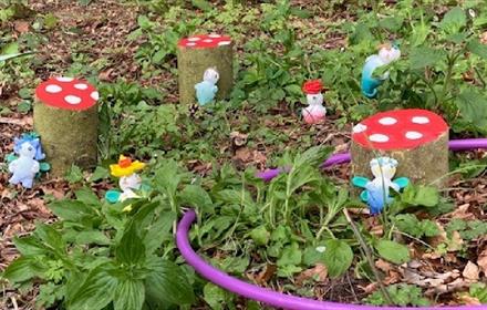 Small fairy toys, next to fake toad stalls on the ground