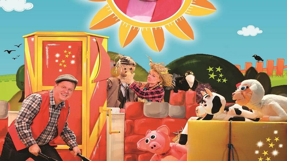 Photo of Pongo Pig cast and puppets on stage.