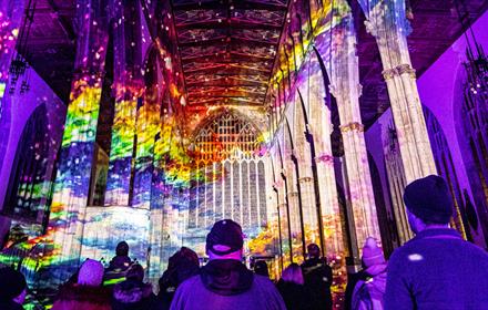 Visitors to the Cathedral experience sound and light art as it is projected onto architectural features transforming and enveloping spaces. Hull Minst
