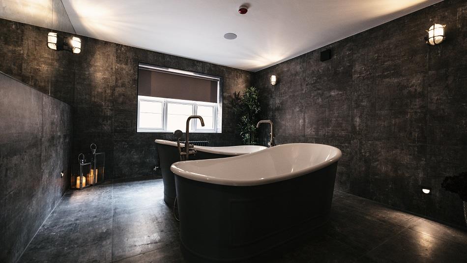Bull Dog Suite at South Causey Inn. Image of a luxurious bathroom with double free-standing baths.