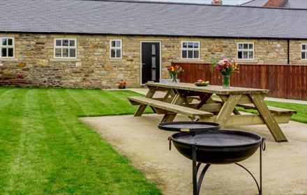 Fire Pit and picnic bench at No3 Todhills Farm