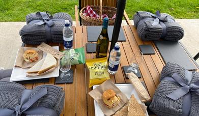 an image of the picnic display for laurel vines. 