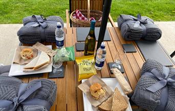 an image of the picnic display for laurel vines.