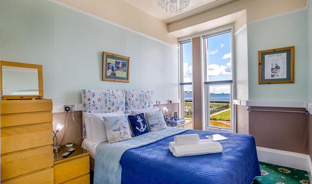 Travel lodge and relax at The Commodore