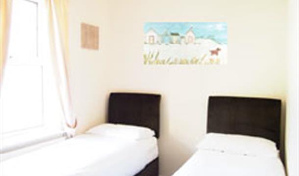 Twin bedroom at 3 Braeside Mews Self Catering Accommodation in Paignton Devon