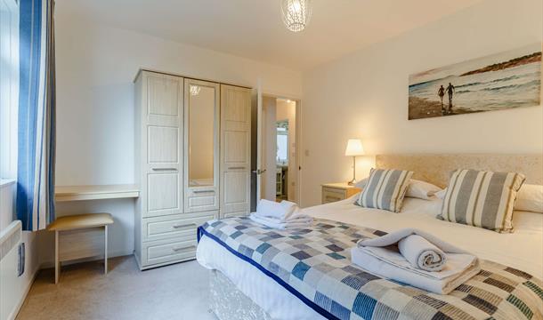Bedroom with kingsize bed - Torbay View, 10 Dolphin Court
