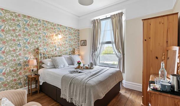 King size room with double shower at Abbeyfield B&B