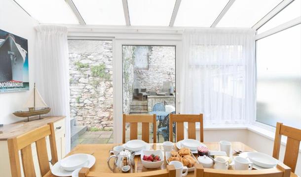Apters Hill House dining
