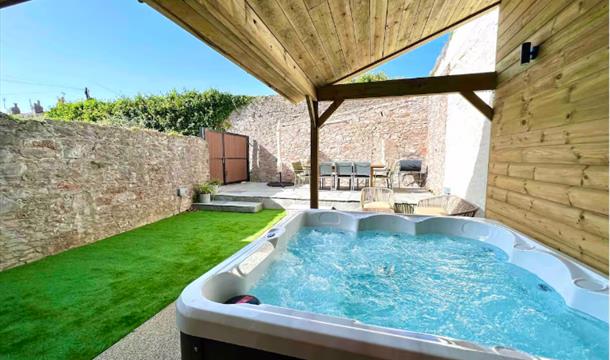 Hot tub at Coombe House