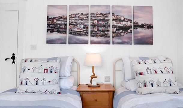 Trade Winds, 4 Customs Court