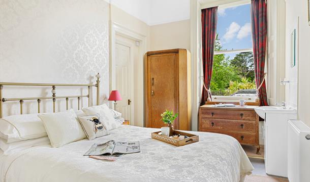 Napoli apartment bedroom with double bed, wardrobe and window