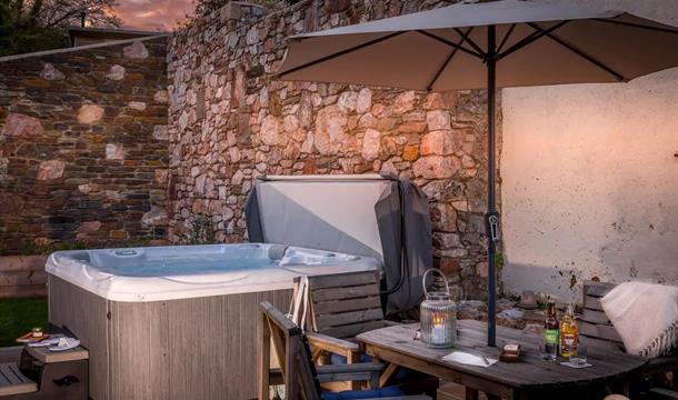 Hot tub at Holiday Accommodation at Higher Yalberton Farm