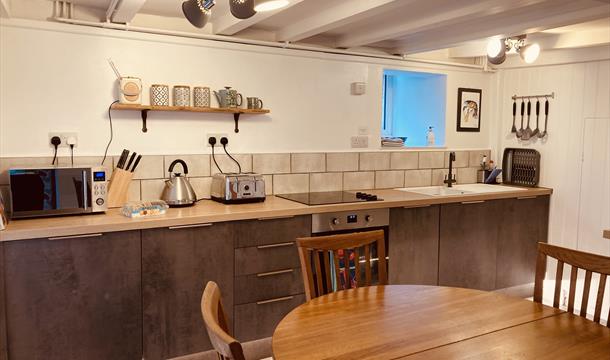 Trade Winds, 4 Customs Court