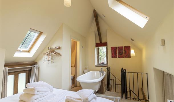 Sweet Rose - a Romaic one bedroom vaulted room with Victorian roll top bath