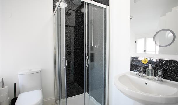 Bartlett Room en-suite shower room