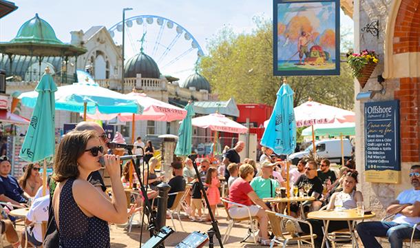 Musicians outside Offshore, Torquay harbourside