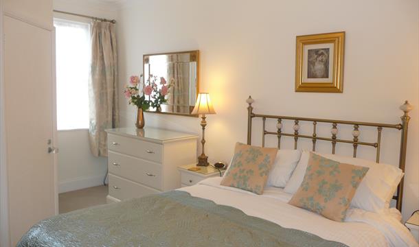 Apartment King size en-suite bedroom, Torquay, Devon