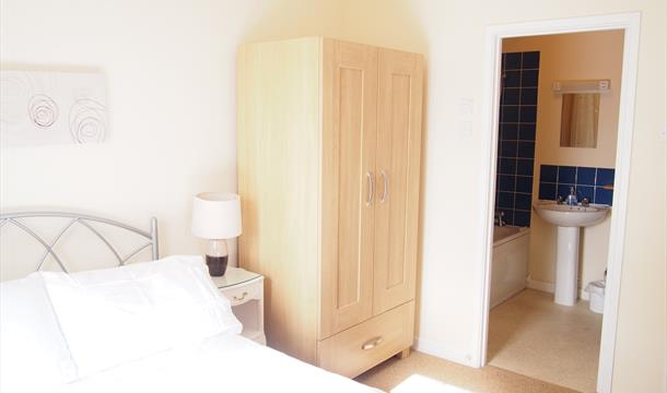 En-suite to Twin bedroom at 3 Braeside Mews Self Catering Accommodation in Paignton Devon