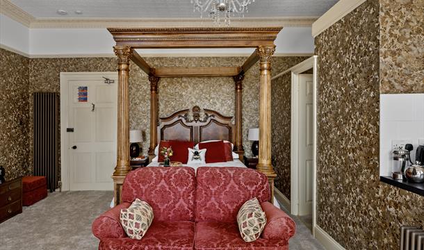 Vomero Apartment four poster bed