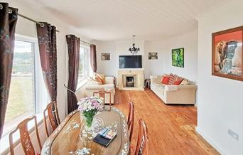 4 Lauriston Close lounge