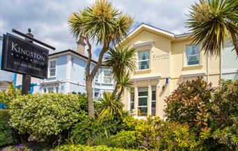 Discover the finest combination of comfortable sleeping arrangements and a delightful breakfast experience in the charming town of Torquay.